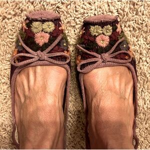 Adorable leather & suede floral stitched flats size8